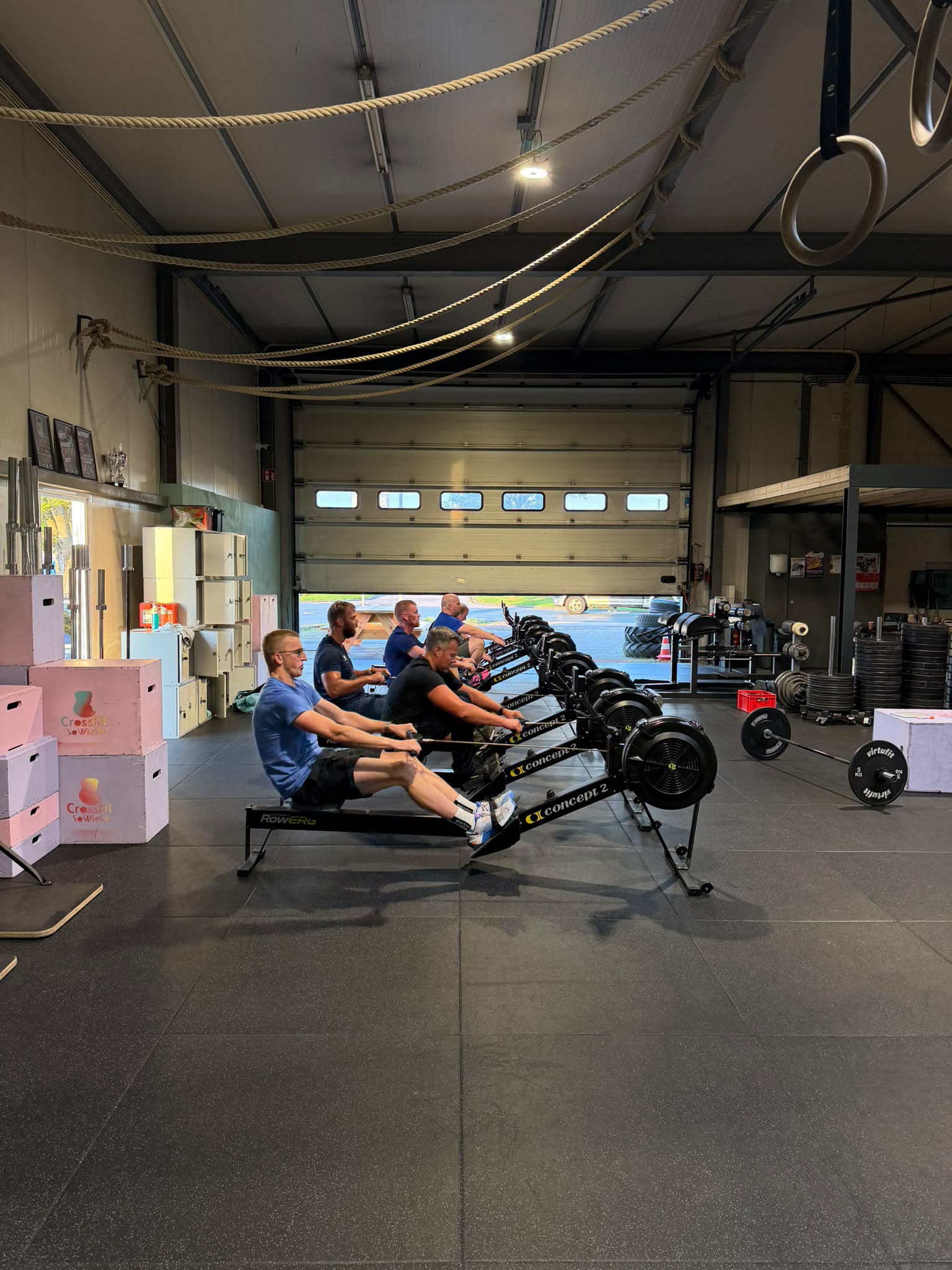 Leden trainen samen op roeimachines bij CrossFit SoWieSo